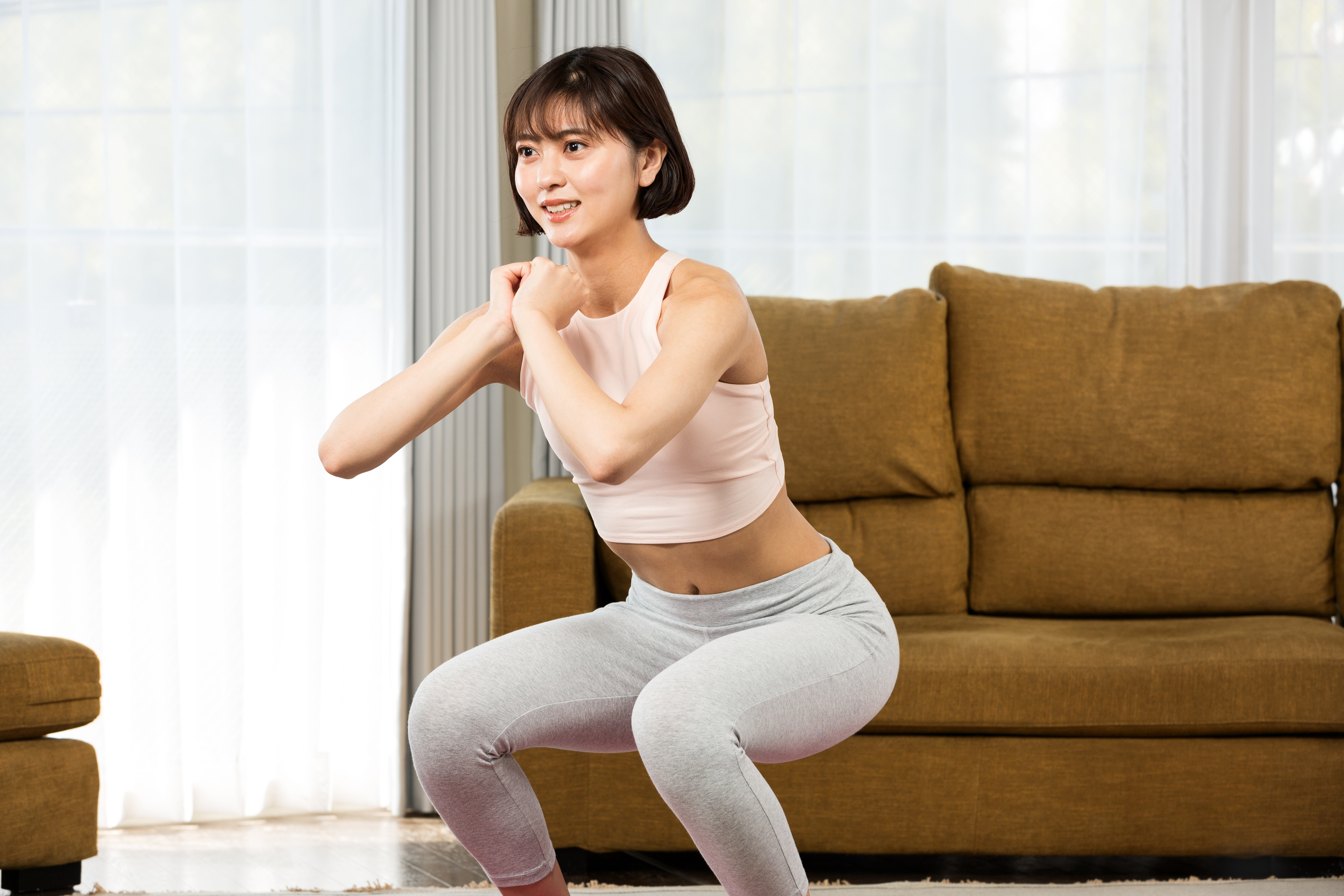 エクササイズスナックでスクワットをする女性
