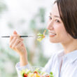 2026年の流行ダイエット方法を実践する女性