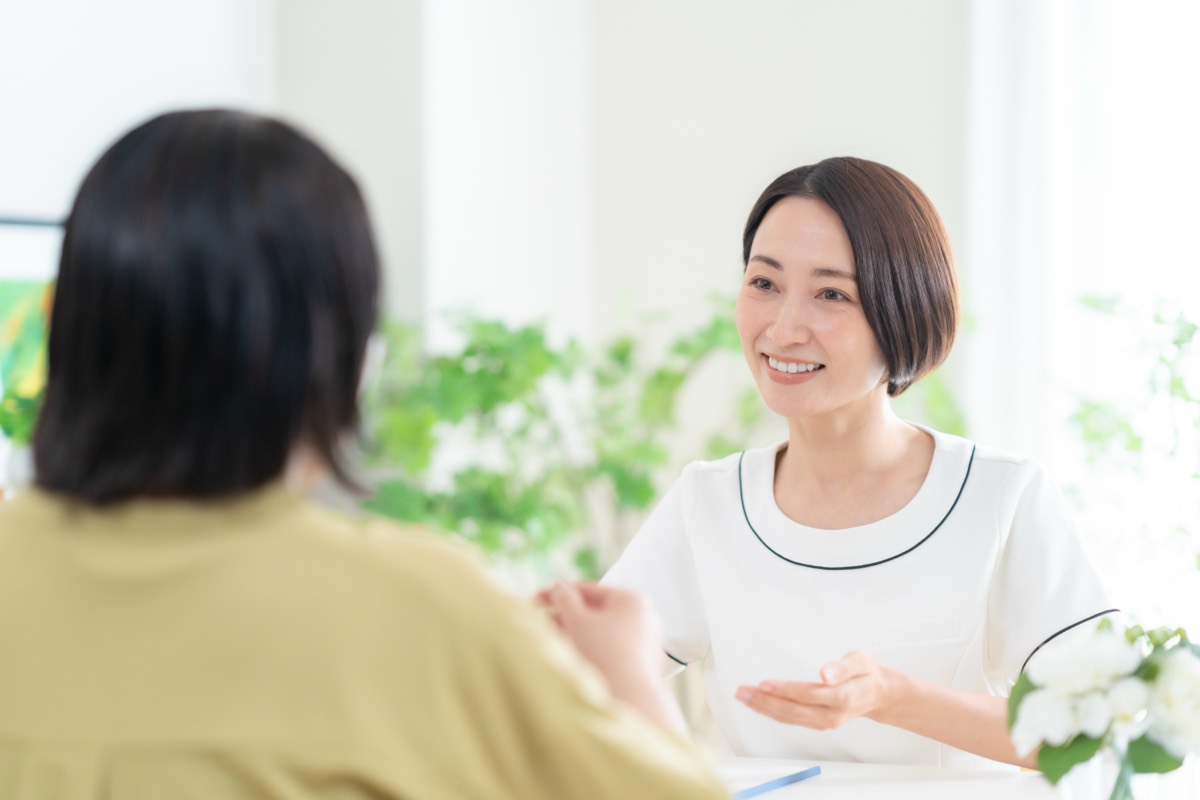 エステティシャンがカウンセリングをしている様子