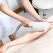 医療脱毛クリニックでスタッフの施術を受ける女性