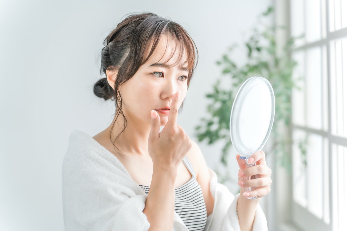 痩身エステの料金と通う回数を検討する女性