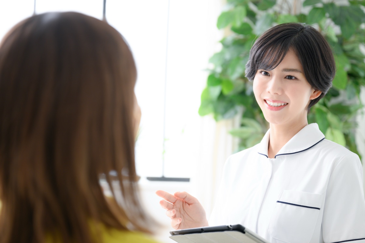VIO脱毛の無料カウンセリングを受ける女性